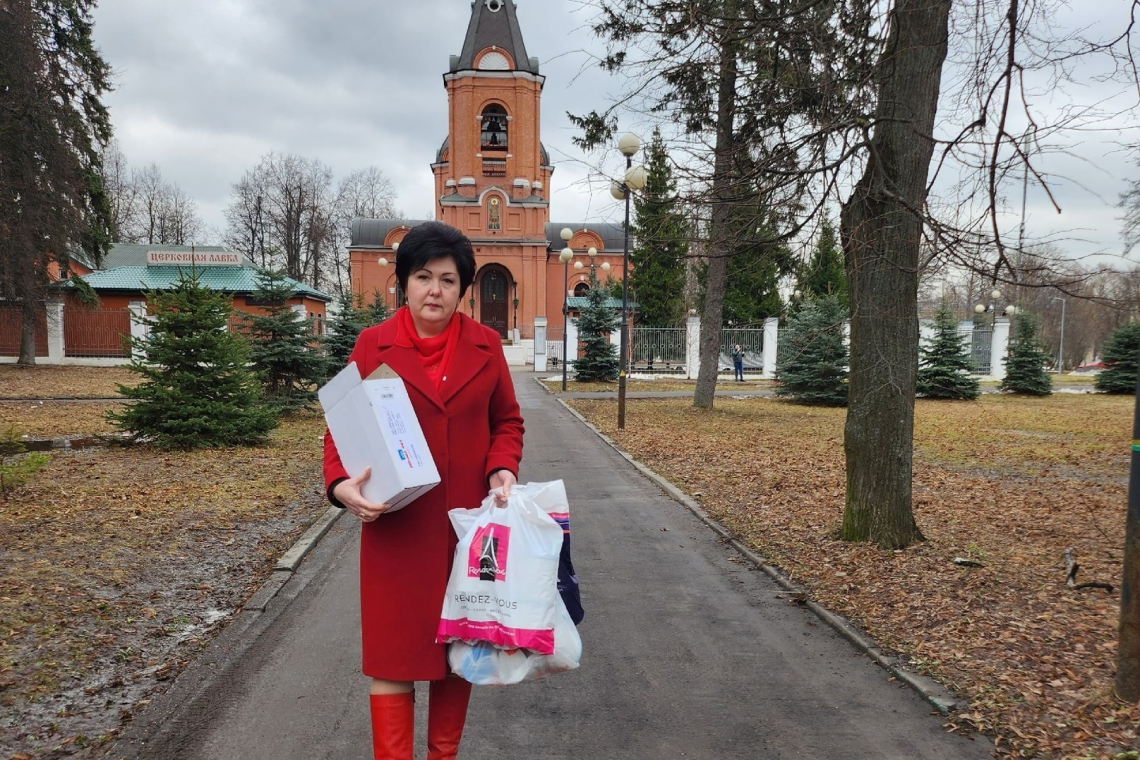 Сегодня глава муниципального округа Восточный Лебедева Наталья Николаевна передала в наш храм очередную партию банок и необходимых материалов для изготовления окопных свечей, которые были собраны нашими жителями