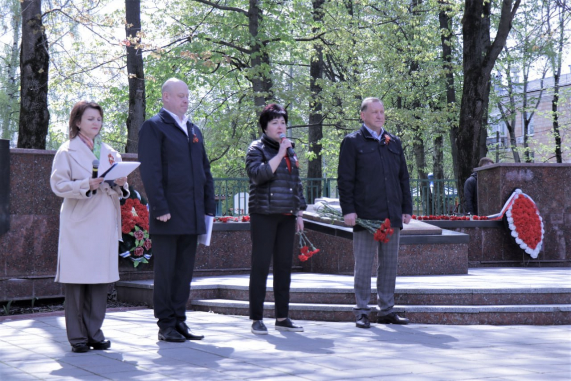 Возложение цветов к мемориалу "Защитникам Родины в Великой Отечественной войне"