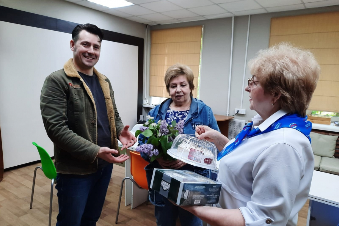 Любовь Котельникова поздравила с профессиональным праздником работников библиотеки посёлка Акулово