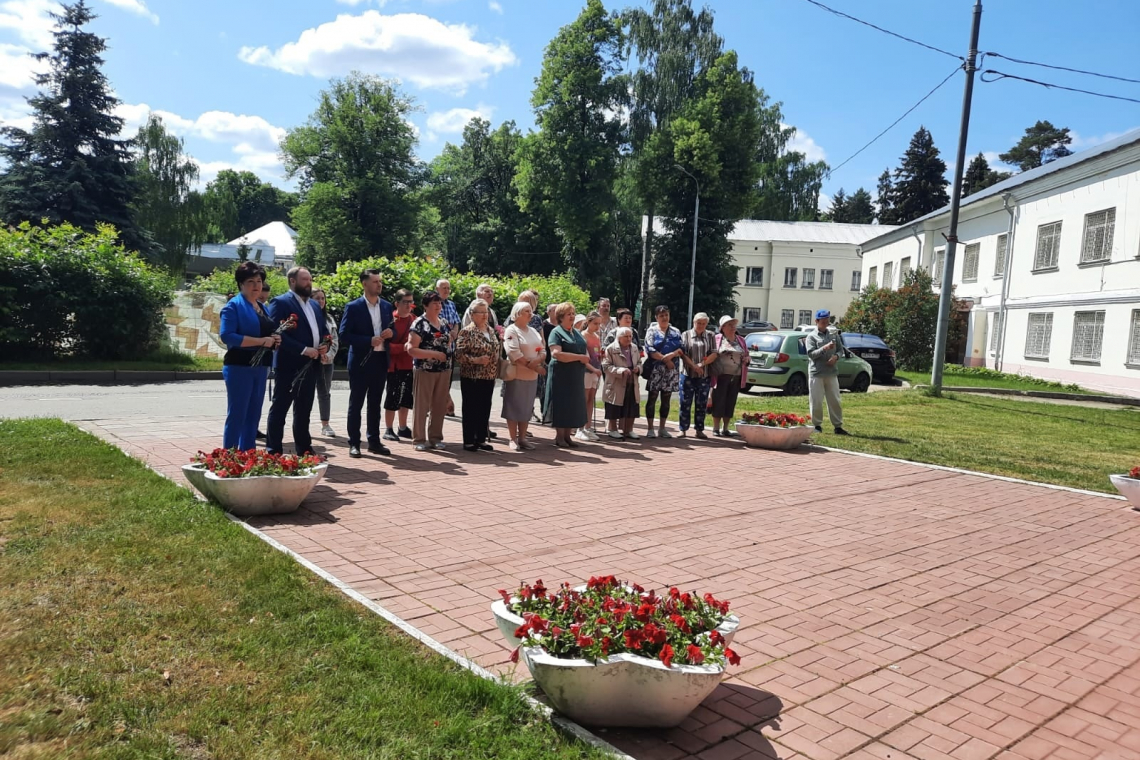 Возложение цветов к Стеле "Погибшим в боях за Родину"