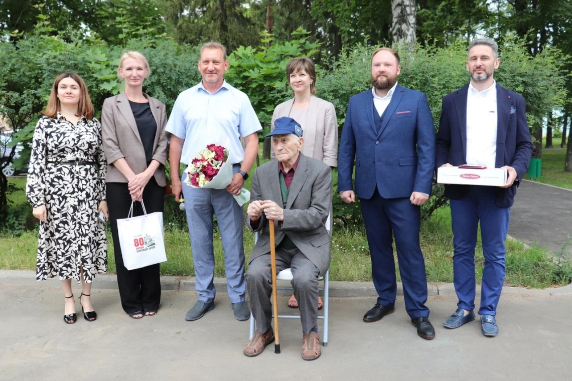 Поздравили ветерана с 80-летием Курской битвы и вручили почетную медаль «В память 80-летия Прохоровского сражения 12 июля 1943 года»