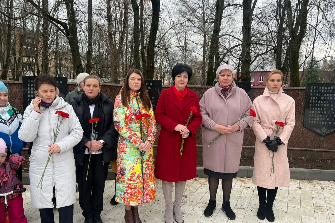 Возложили цветы к мемориалу «Защитникам Родины в Великой Отечественной войне»