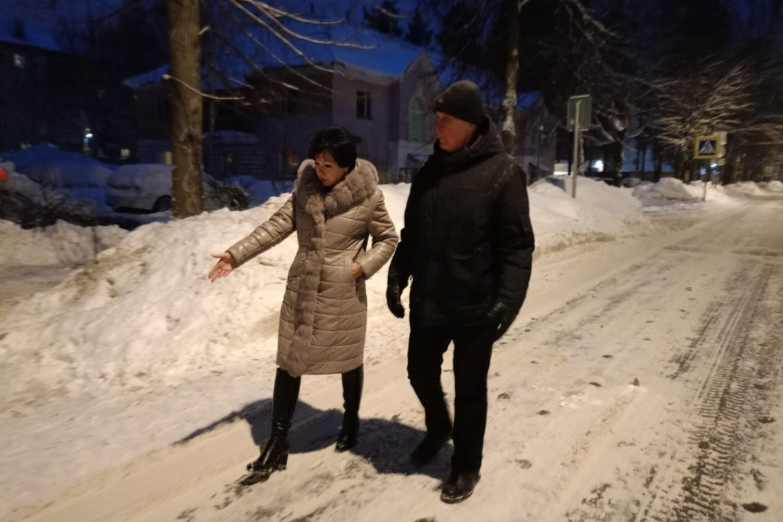 Глава МО вместе с активным жителем прошла по территории поселка Акулово