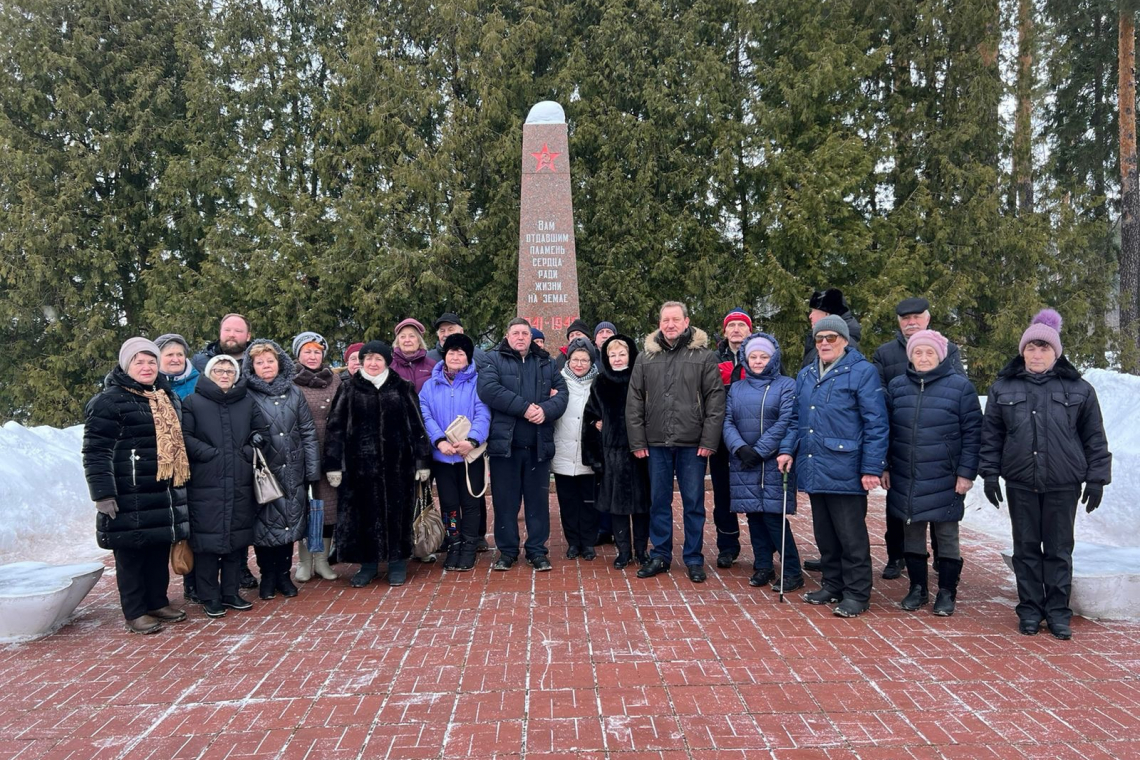 В посёлке Акулово состоялось торжественное возложение цветов к стеле "Погибшим в боях за Родину".