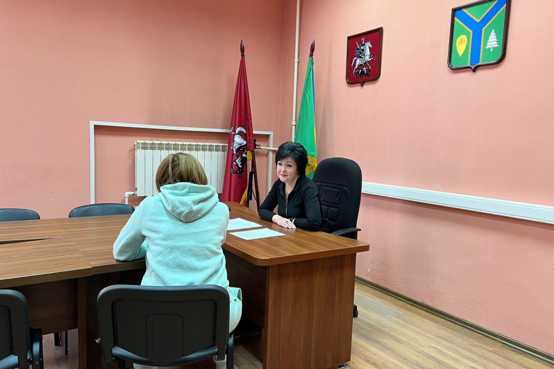 Глава муниципального округа Наталья Лебедева на встрече с жителем обсудили много разных вопросов