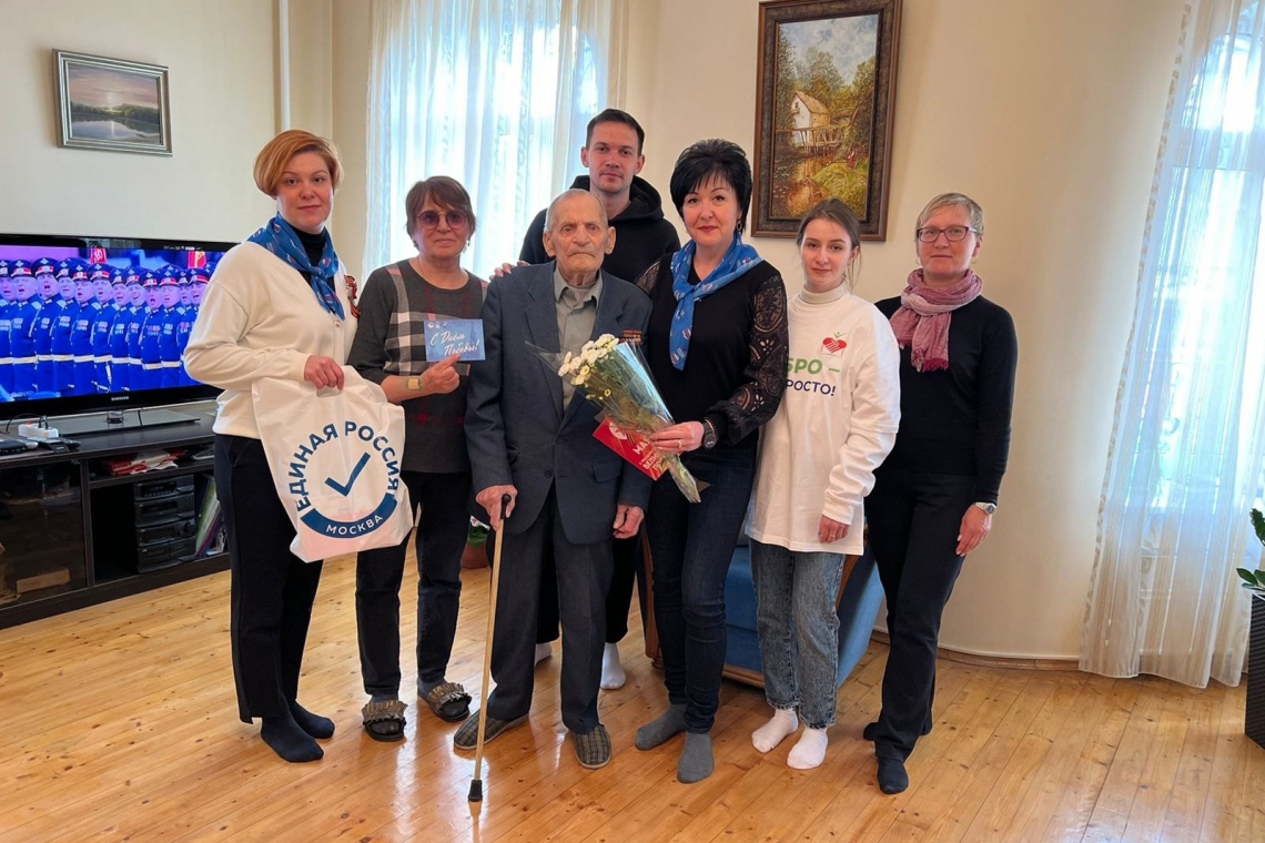 Поздравили ветеранов с Днем Победы!