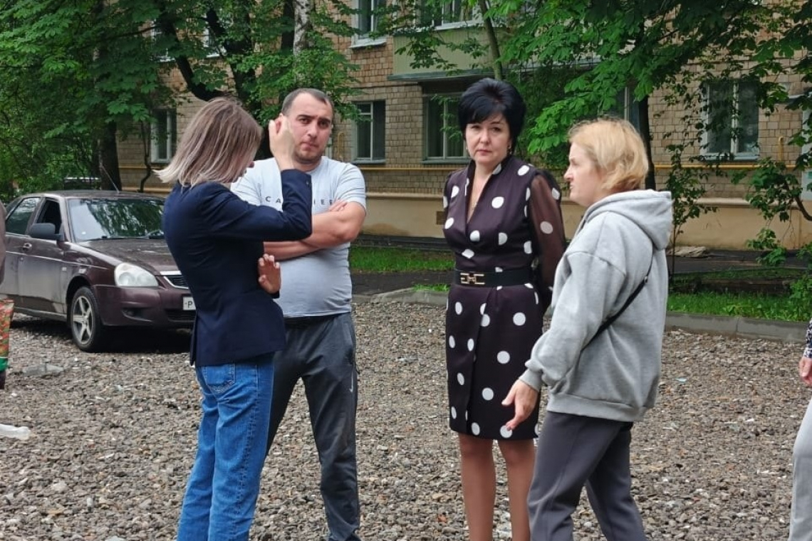 Проверили ход работ по благоустройству дворовой территории