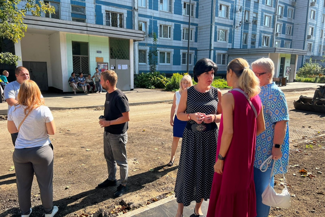 Глава муниципального округа Наталья Лебедева вместе с жителями и представителями подрядчика осмотрели объекты благоустройства