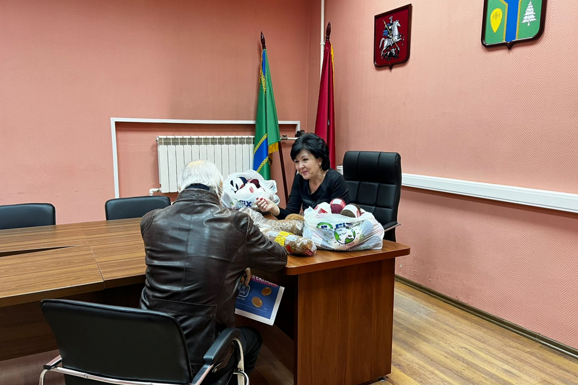 Во время приема жители принесли гуманитарную помощь