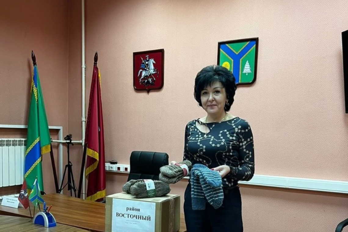 Галина Яковлевна передала теплые носки для наших бойцов