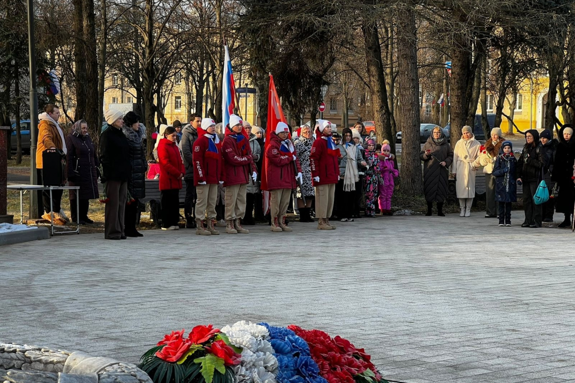 В честь 83-й годовщины начала контрнаступления советских войск под Москвой возложили цветы к мемориалу «Защитникам Родины в ВОВ»