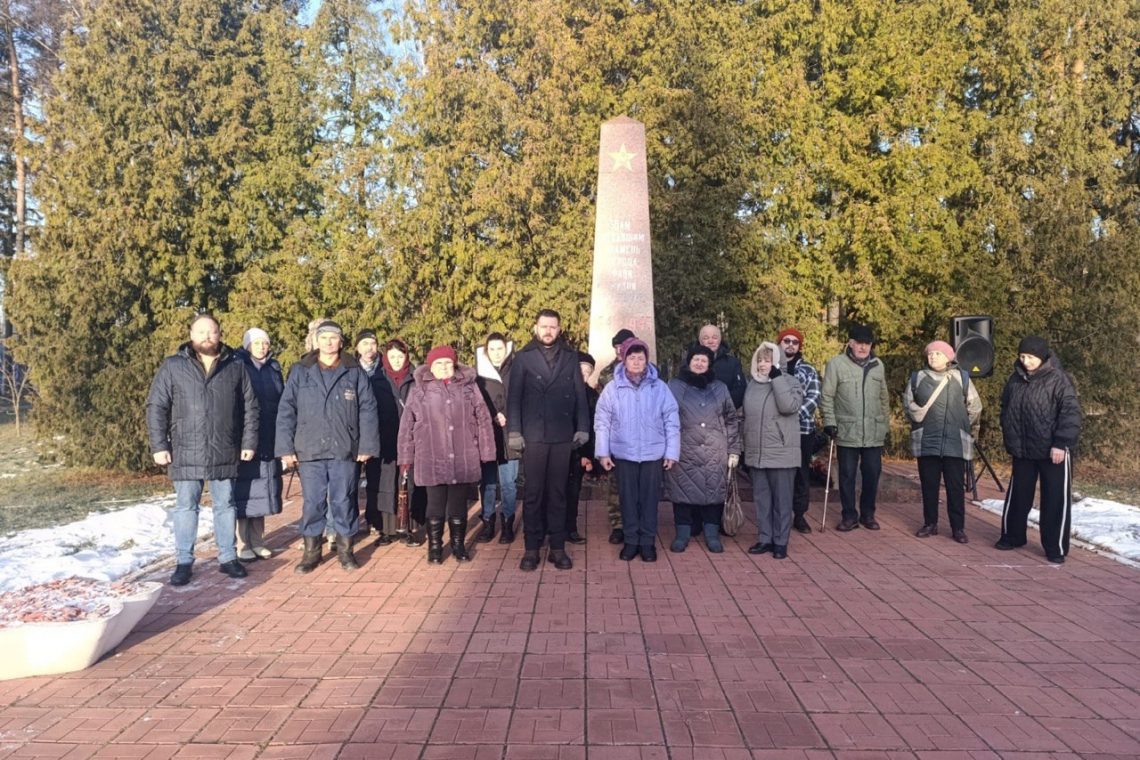 В День воинской славы России возложили цветы к Стеле "Погибшим в боях за Родину"