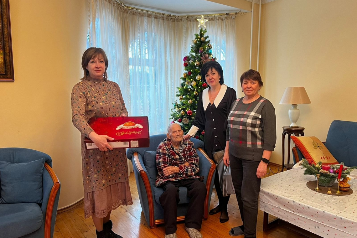Поздравили с наступающим Новым годом ветерана ВОВ!