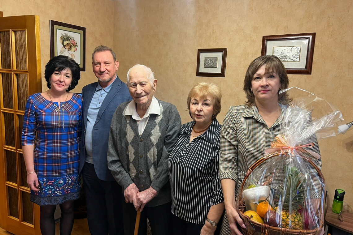 Поздравили ветерана ВОВ Пучкова Михаила Ивановича со 100-летием!