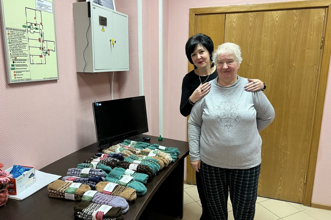 Получили от жителя очередную партию теплых носков, связанных своими руками