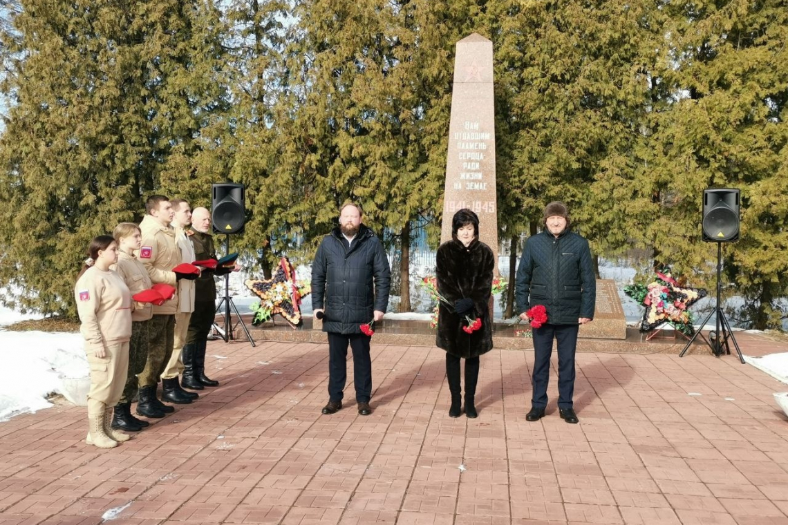В поселке Акулово провели мероприятие с возложением цветов к стеле "Погибшим в боях за Родину"