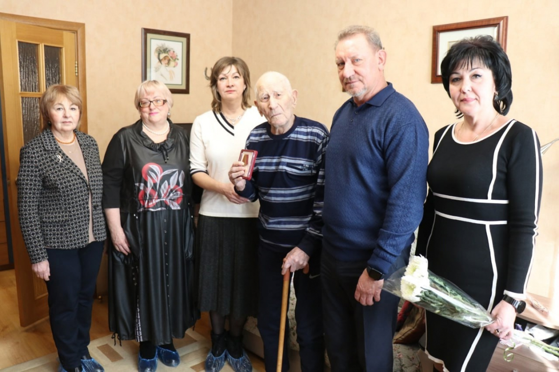Навестили ветеранов и наградили юбилейными медалями "80 лет Победы в Великой Отечественной войне 1941-1945 гг."