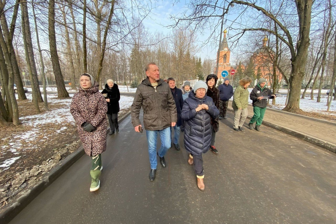 01.03.2025 глава управы района Восточный Александр Хрулёв провёл субботний обход территории по запланированным адресам: ул. Главная, д. 1, д. 3, д. 5