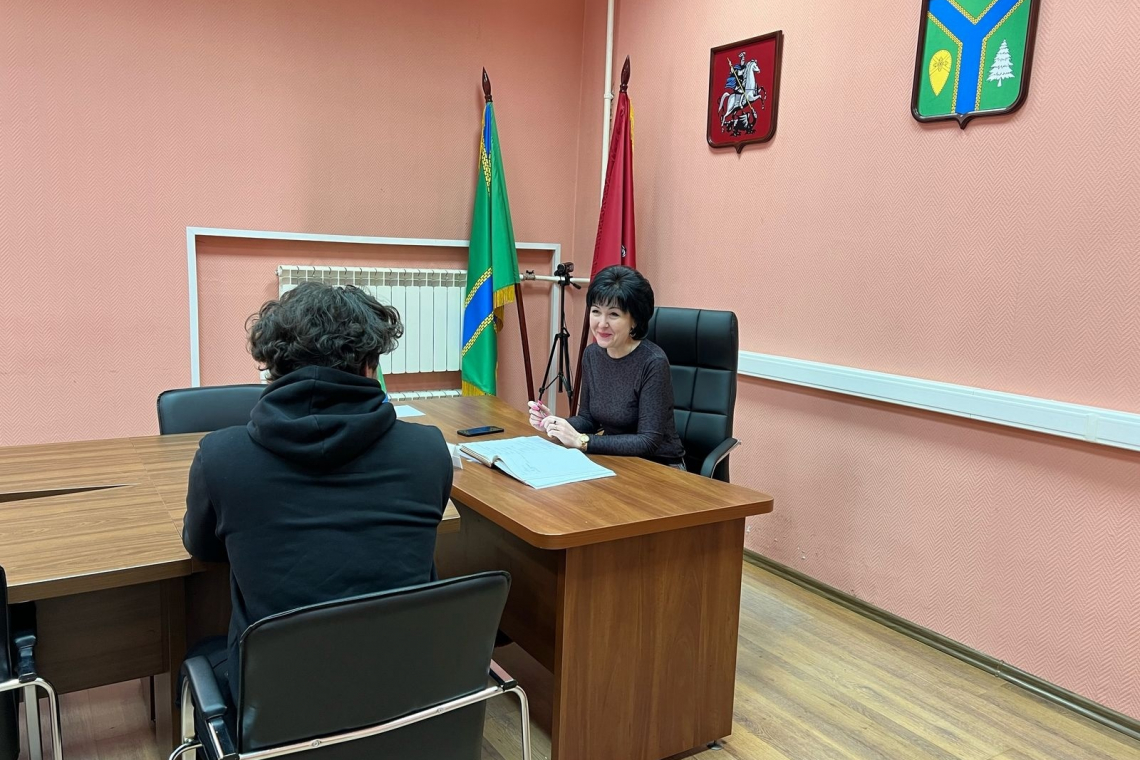 Рабочая неделя началась с приема жителя