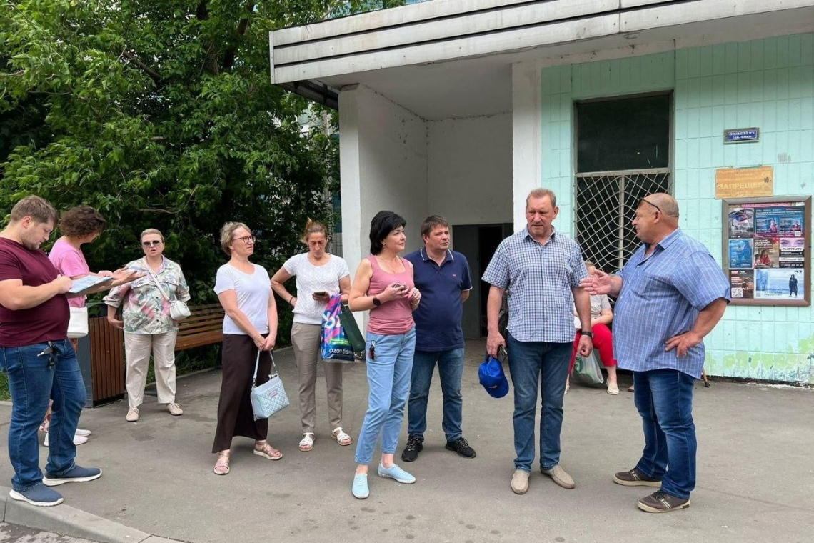 Муниципальные депутаты приняли участие в обходе главы управы района Восточный Хрулёва А.П. по адресам: ул. 9 Мая, д.26, д.28, д. 28 к.1