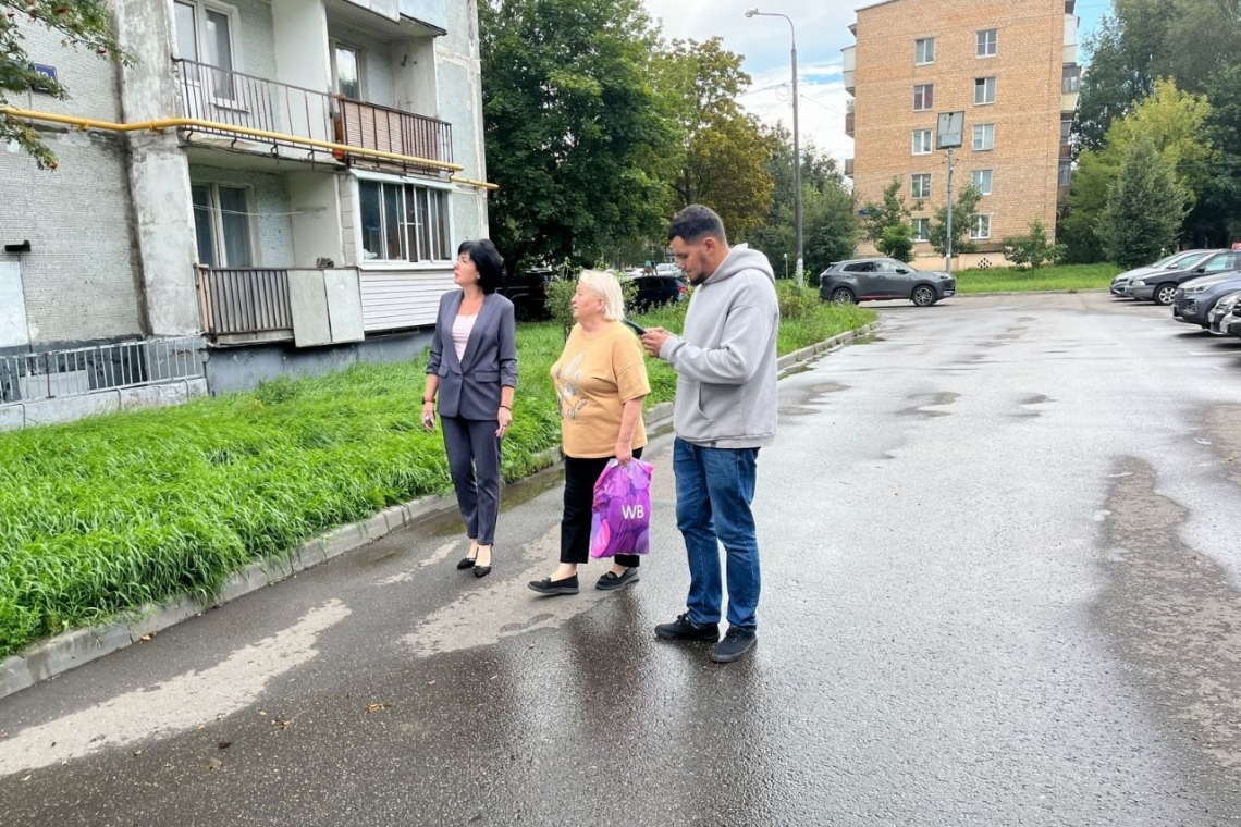 Продолжаются приемы населения с выходом непосредственно на территорию