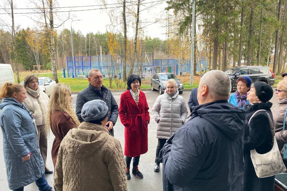 8 ноября муниципальные депутаты приняли участие в субботнем обходе территории поселка Акулово, организованном главой управы района Восточный А.П. Хрулёвым