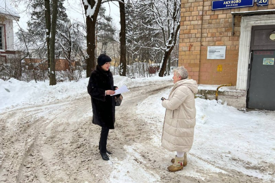 По просьбам жителей поселка Акулово глава муниципального округа Восточный в г. Москве Наталья Лебедева провела прием с выходом на территорию
