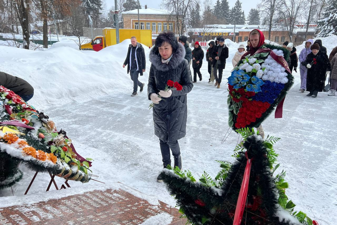 Возложили цветы и венки к стеле «Погибшим в боях за Родину»