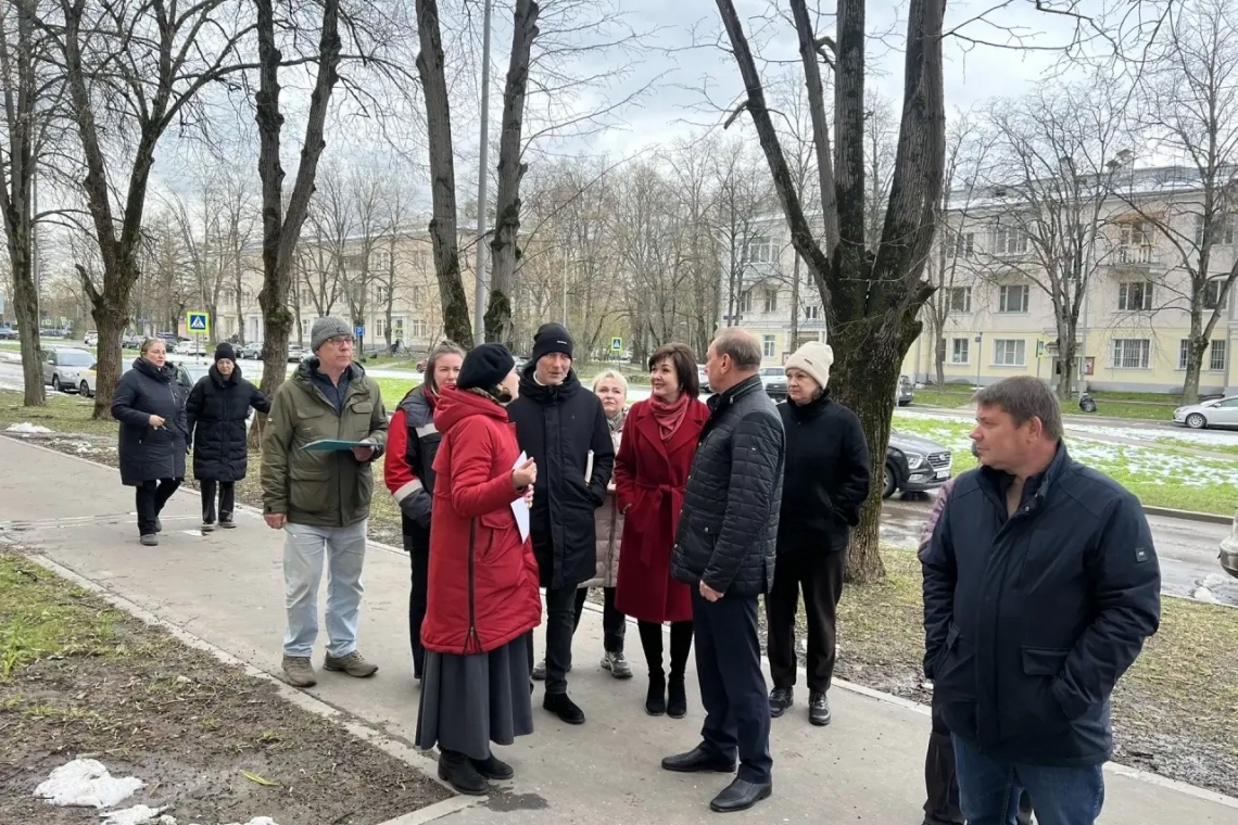 Глава ВМО-МО Восточный в г. Москве Лебедева Н.Н. вместе с муниципальным депутатом Котляровой Е.Е. и жителями района приняли участие в обходе территории